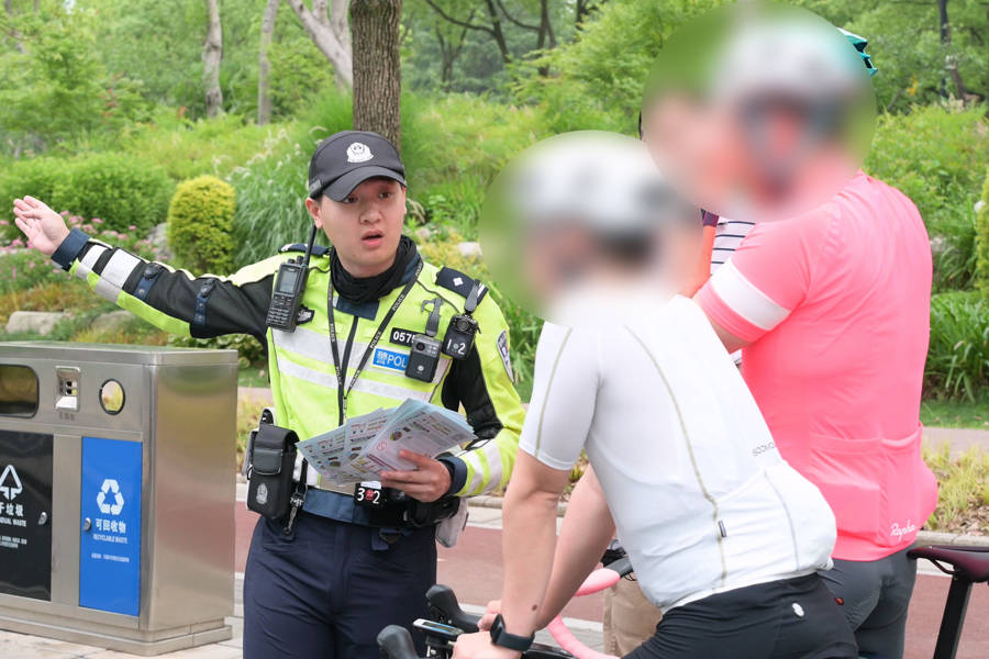 对“暴骑团”出手<strong></p>
<p>上哪里买币</strong>！浦东交警严查违法骑行：公路不是竞技场