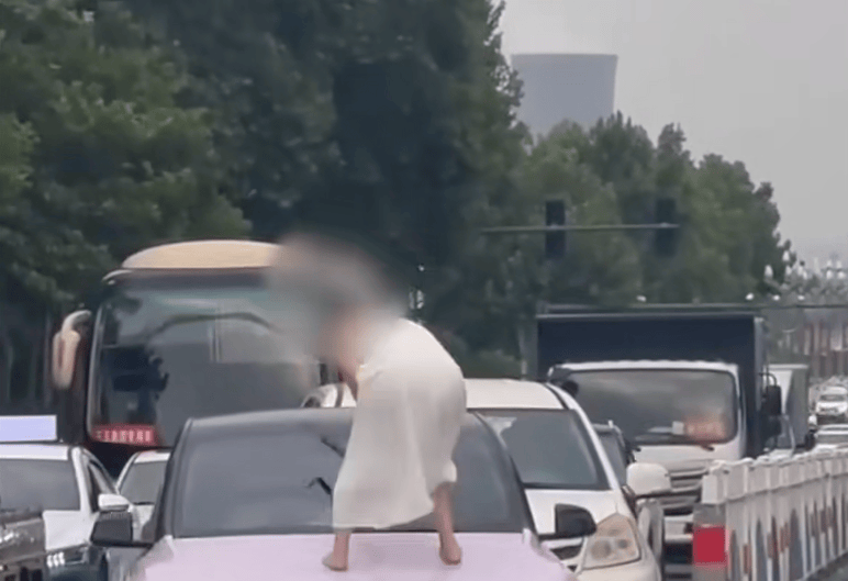 河南一女子路上持械打砸多辆车<strong></p>
<p>上哪里买币</strong>，最新回应：已被警方控制