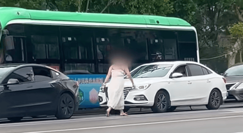 河南一女子路上持械打砸多辆车<strong></p>
<p>上哪里买币</strong>，最新回应：已被警方控制