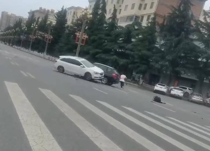 宝鸡一社区女书记当街开车追撵女子撞上电瓶车：两名女子被警方控制<strong></p>
<p>币圈入门</strong>，两名伤者在医院治疗