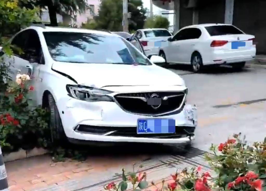 宝鸡一社区女书记当街开车追撵女子撞上电瓶车：两名女子被警方控制<strong></p>
<p>币圈入门</strong>，两名伤者在医院治疗