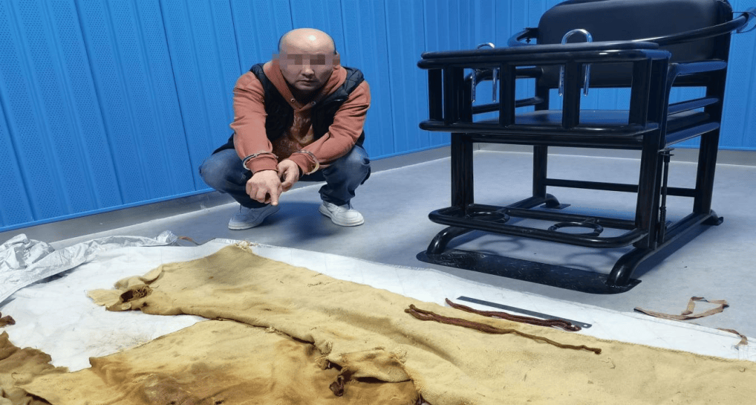 男子从干尸上扯下“裹尸布”<strong></p>
<p>币圈话术</strong>,保存20年后拿出来卖?