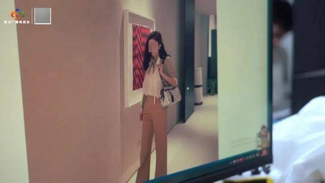 破门而入<strong></p>
<p>币圈话术</strong>！武汉警方一举抓获32名“白富美”