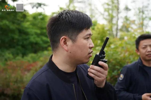 破门而入<strong></p>
<p>币圈话术</strong>！武汉警方一举抓获32名“白富美”