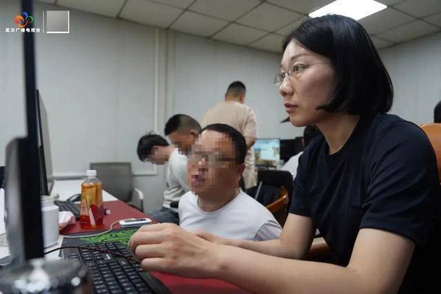 破门而入<strong></p>
<p>币圈话术</strong>！武汉警方一举抓获32名“白富美”