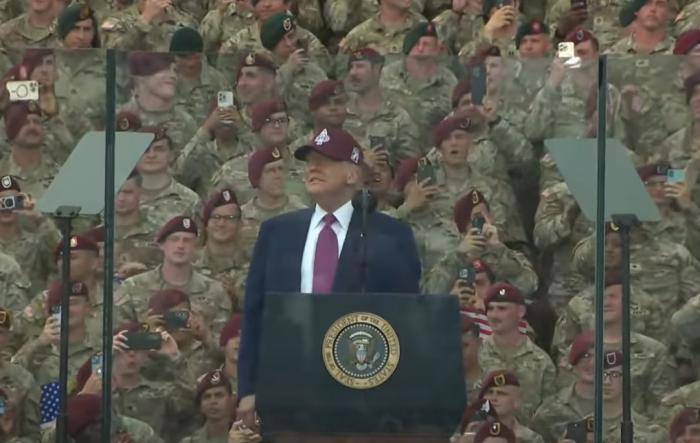 身高1.91米的特朗普在巨型防弹玻璃后演讲<strong></p>
<p>油币资讯</strong>,玻璃高度或超两米