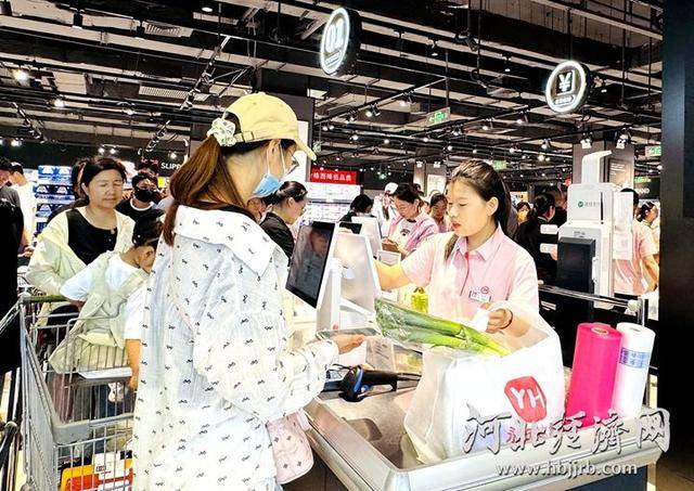 榴莲卖出1吨多<strong></p>
<p>油币资讯</strong>!永辉河北首家胖东来调改店开业首日销售额同比增10倍