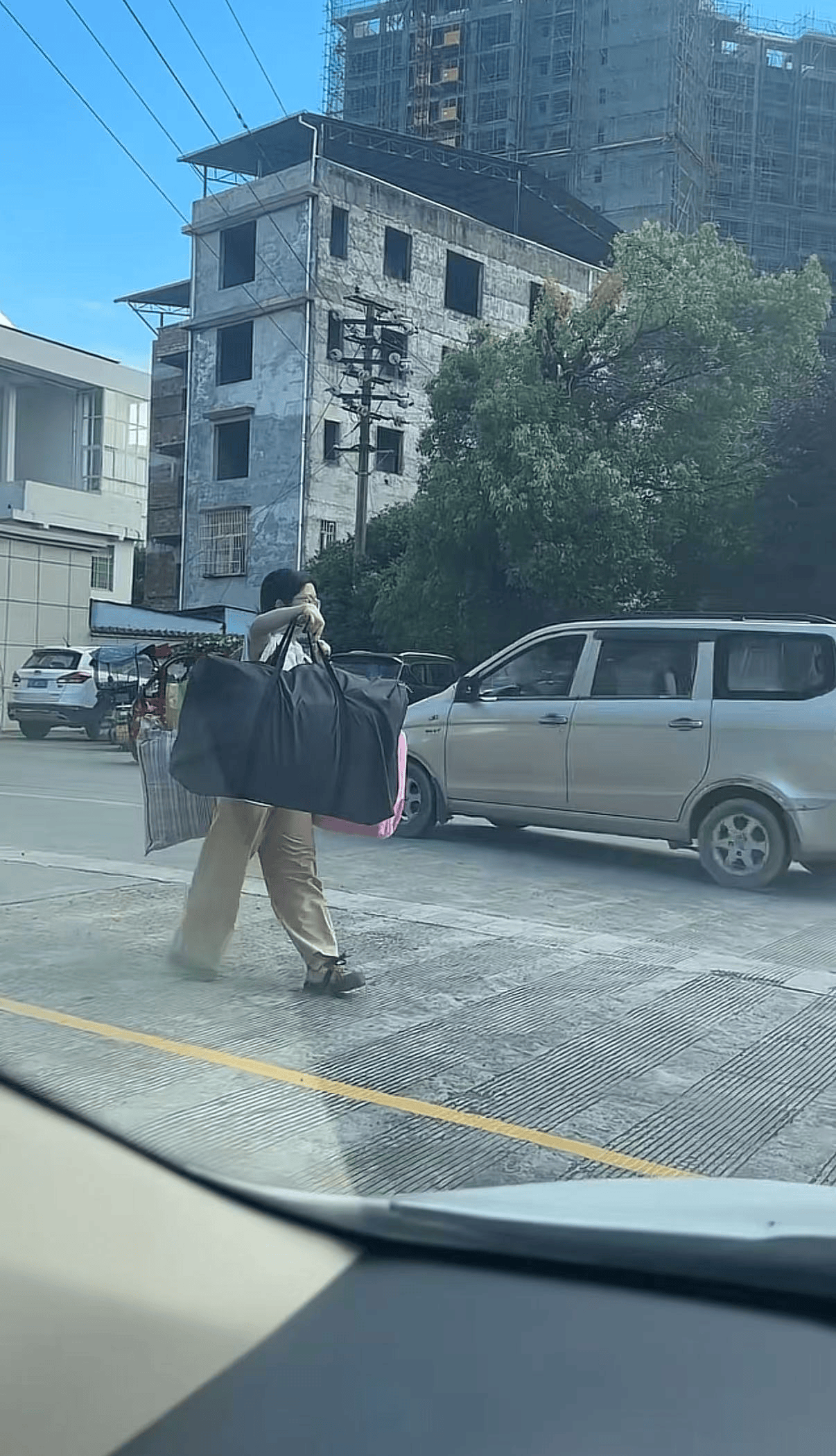 广西一女生高考结束后独自挑行李回家感动全网<strong></p>
<p>油币资讯</strong>,学校:她很朴实,老师们评价都很高