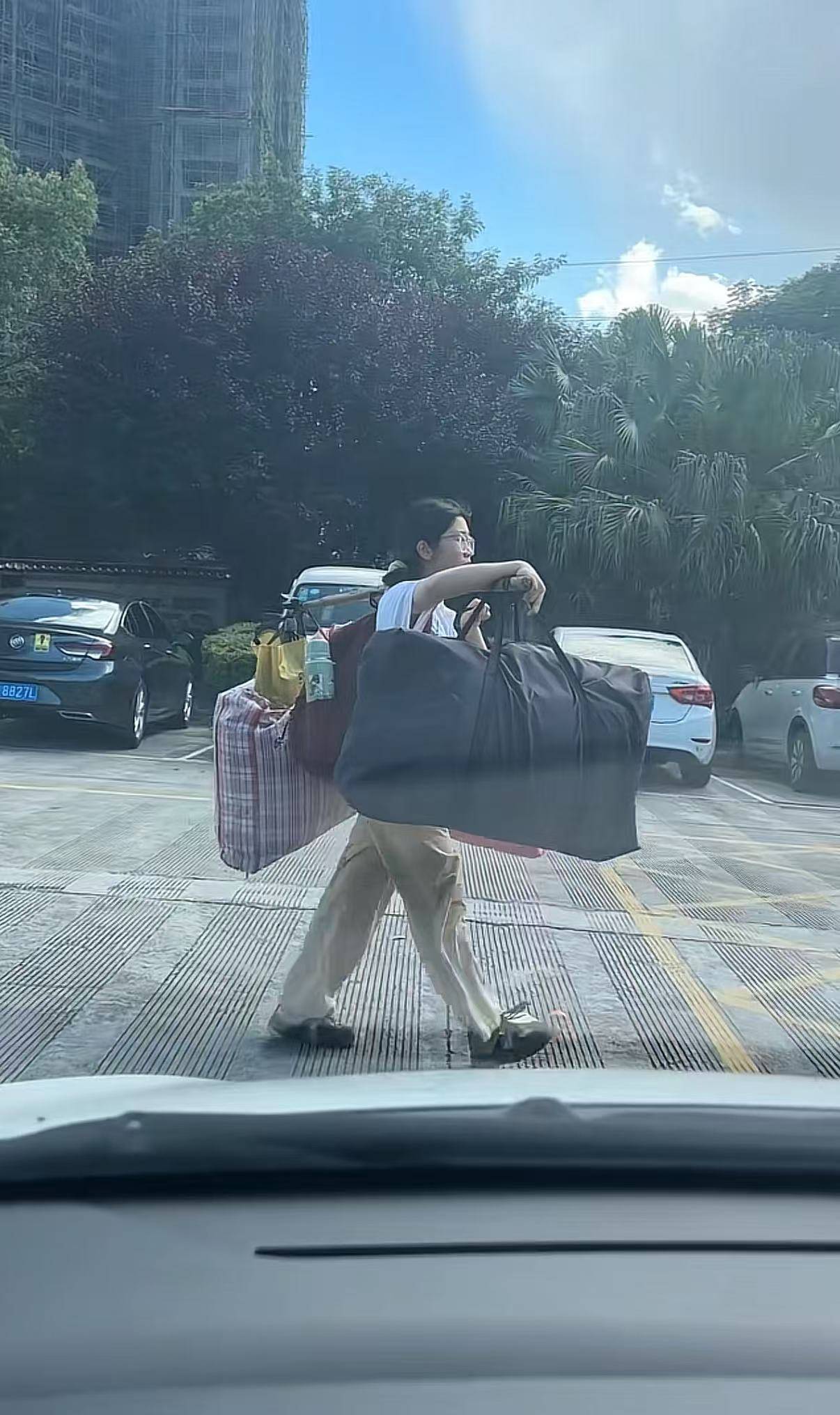 广西一女生高考结束后独自挑行李回家感动全网<strong></p>
<p>油币资讯</strong>,学校:她很朴实,老师们评价都很高