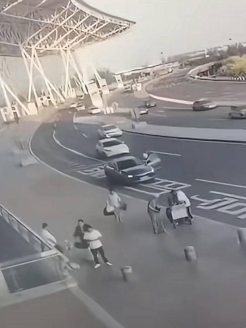 天津滨海机场一司机开门下车被相邻车道来车撞倒<strong></p>
<p>影链币价格</strong>，车门脱落 交警正调查，律师分析