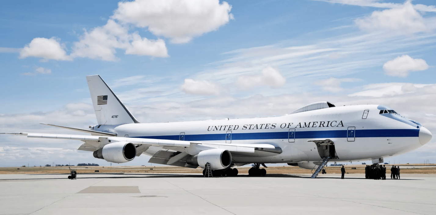 “飞行的五角大楼”抵达华盛顿附近:沿不寻常的航线、发出不寻常的呼号