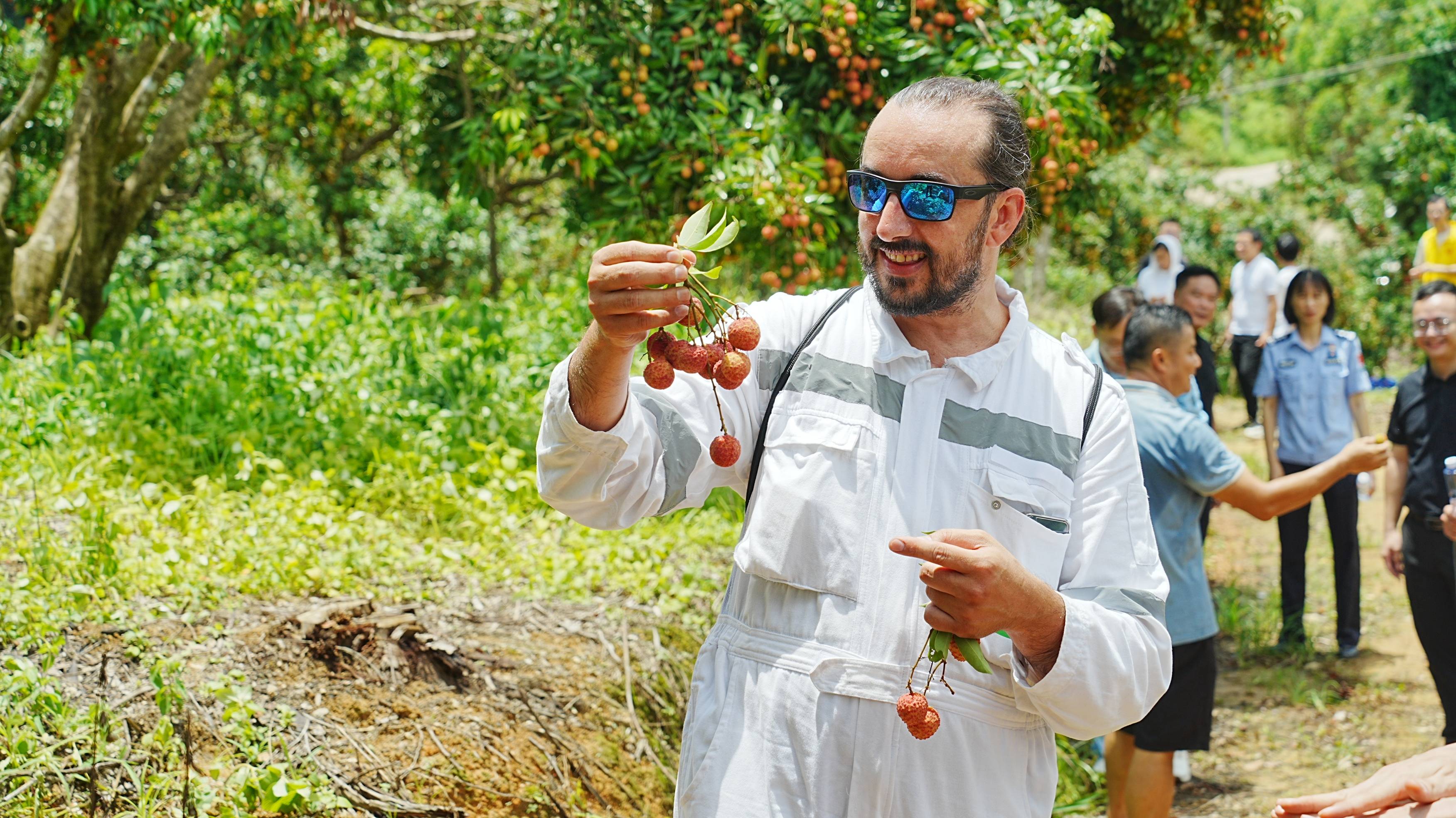 “第一次吃<strong></p>
<p>丝路币</strong>，像吃葡萄！”外籍船员在惠州品尝荔枝