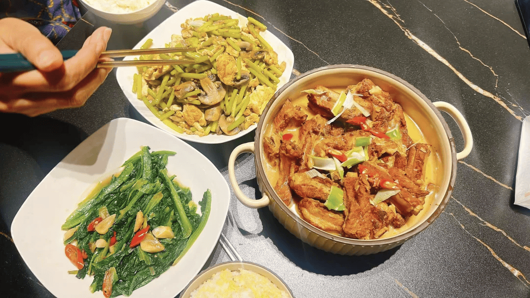 “包月800<strong></p>
<p>丝路币</strong>，不谈恋爱”，上门做饭的年轻人有多抢手