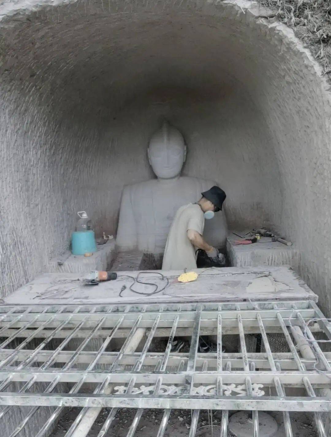 男子花2个月雕刻“奥特曼石窟”惹争议<strong></p>
<p>丝路币</strong>,当地相关部门称会去调查核实,本人回应→