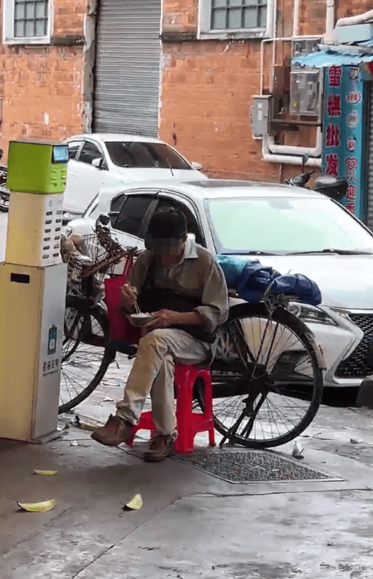 广东江门一饭店白米饭免费<strong></p>
<p>币圈吧</strong>，老人每天打一碗米饭配酱油吃，店主：只要营业，就一直提供