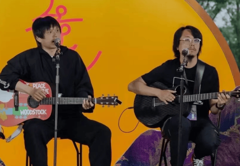 沈殿霞与郑少秋的女儿郑欣宜<strong></p>
<p>币圈吧</strong>,成为本周补位歌手!官方介绍:郑欣宜的歌声是岁月酿造的蜜糖,带着治愈的甜与成长的收获