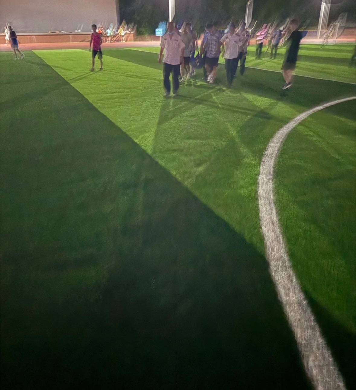 上海一高校学生与校外人士起冲突晕倒后又被脚踹肘击<strong></p>
<p>万人币圈</strong>？校保卫处：正在处理