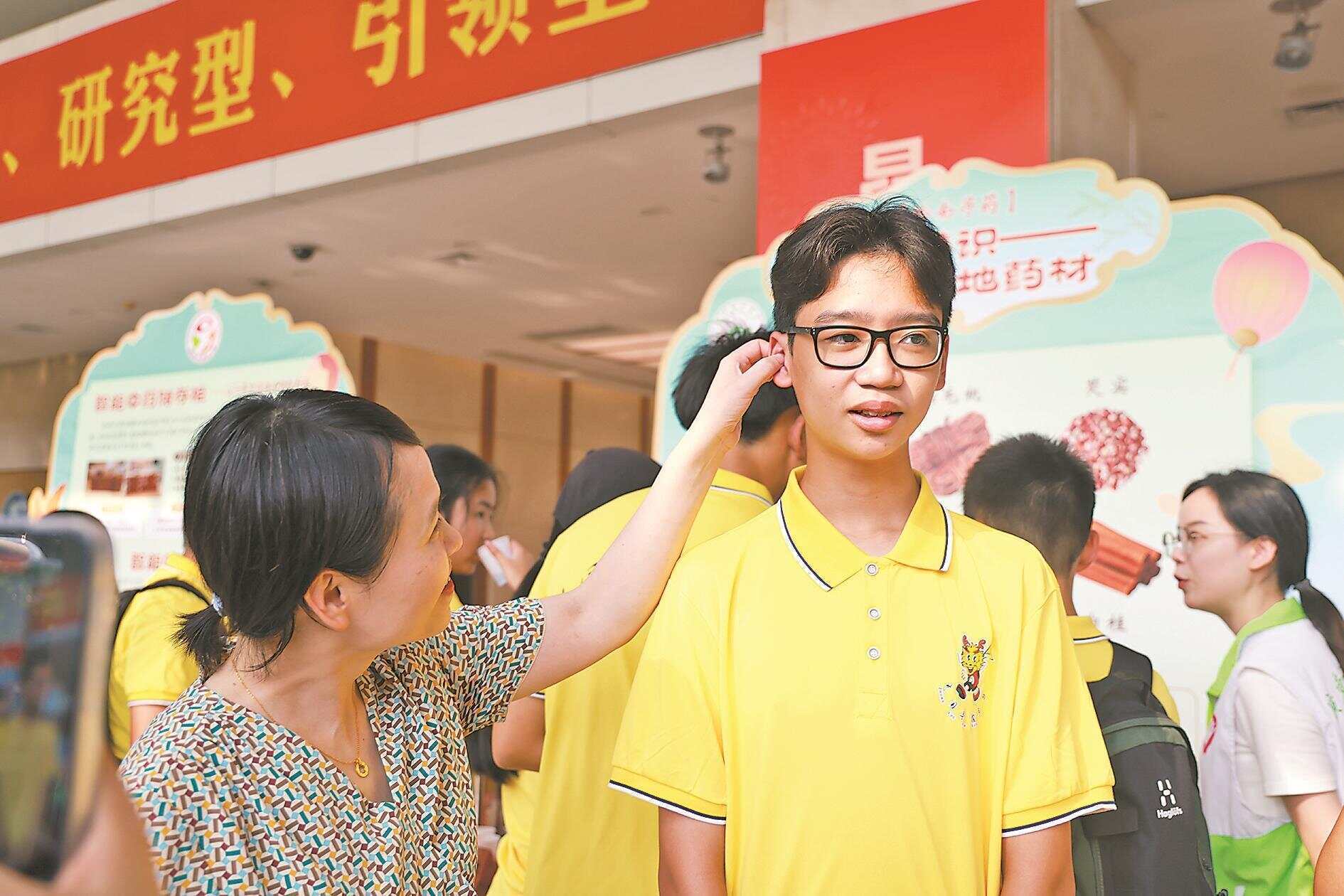 6年后<strong></p>
<p>万人币圈</strong>，14岁印尼男孩一眼认出当年为他治病的中医