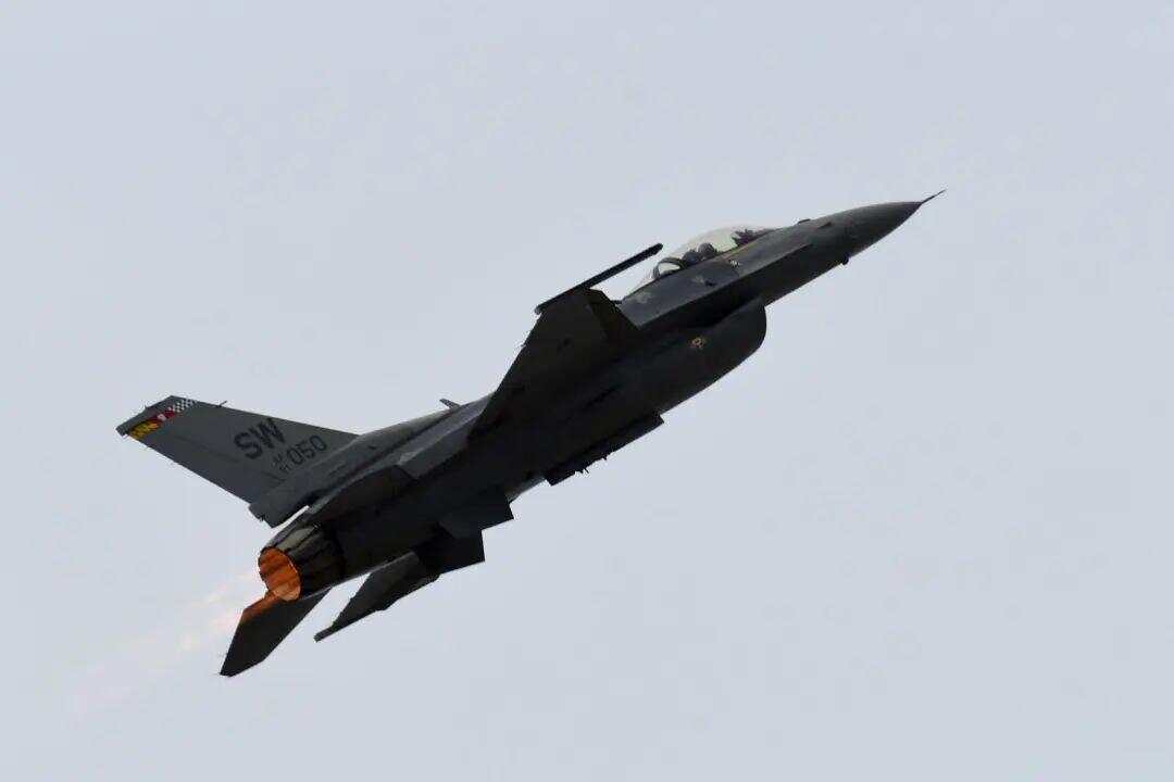 美一架F-16战机被曝训练时撞上UFO