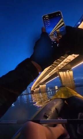 长沙男子突发奇想划船下班<strong></p>
<p>币投所</strong>,25分钟车程划了3小时,当事人:手累腿麻,不会有下次