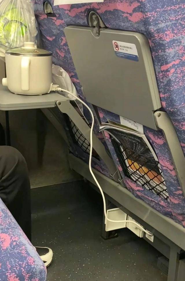 乘客在高铁上使用小型电煮锅<strong></p>
<p>币投所</strong>？12306回应：可以带但不能使用