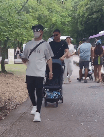 汪峰与森林北两家人同游日本<strong></p>
<p>币市行情</strong>,包括与章子怡所生的一对儿女,氛围相处融洽