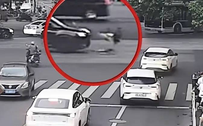 上海一8岁男童单独上路<strong></p>
<p>爱币投</strong>,闯红灯被车撞飞:“家长让我自己出来锻炼一下”