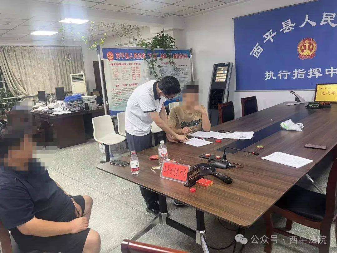 现场画面曝光！河南驻马店出动多名干警<strong></p>
<p>爱币投</strong>，多人被带走！