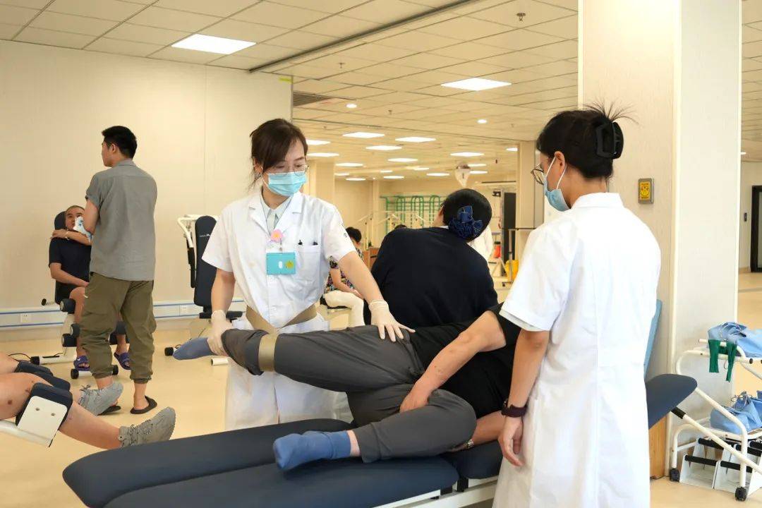 杭州32岁小伙每天打篮球到深夜<strong></p>
<p>人气币</strong>,一查“韧带撕裂”!近期多人中招