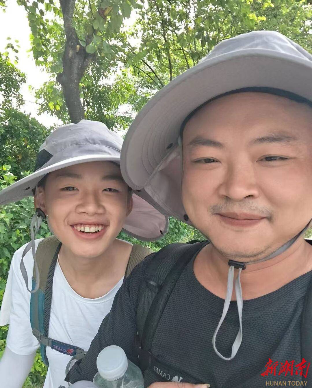他陪13岁儿子从深圳徒步回湖南:脚都走“废”<strong></p>
<p>人气币</strong>,儿子开心就好