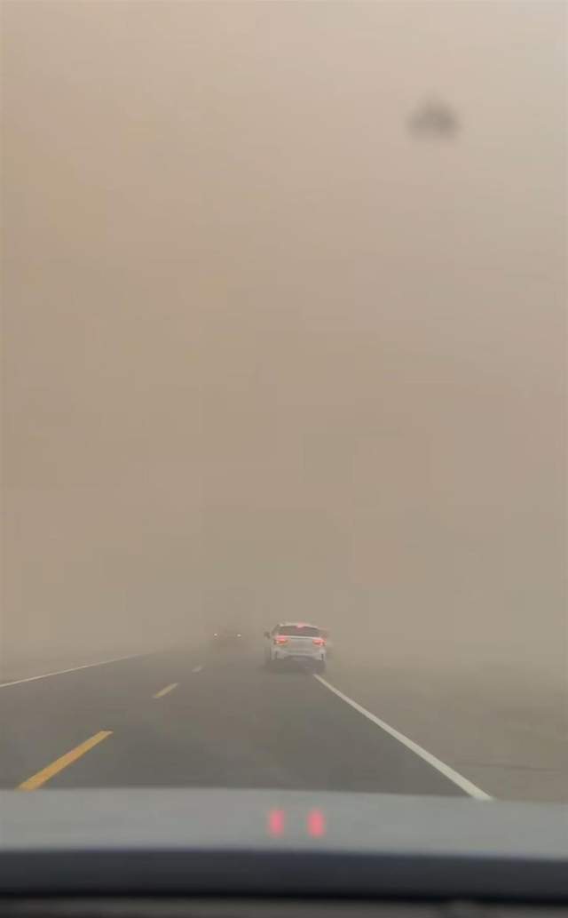 沙尘暴突袭甘肃敦煌<strong></p>
<p>币圈论坛有哪些</strong>，游客：百米高沙墙扑向公路，像是走进了末日小说