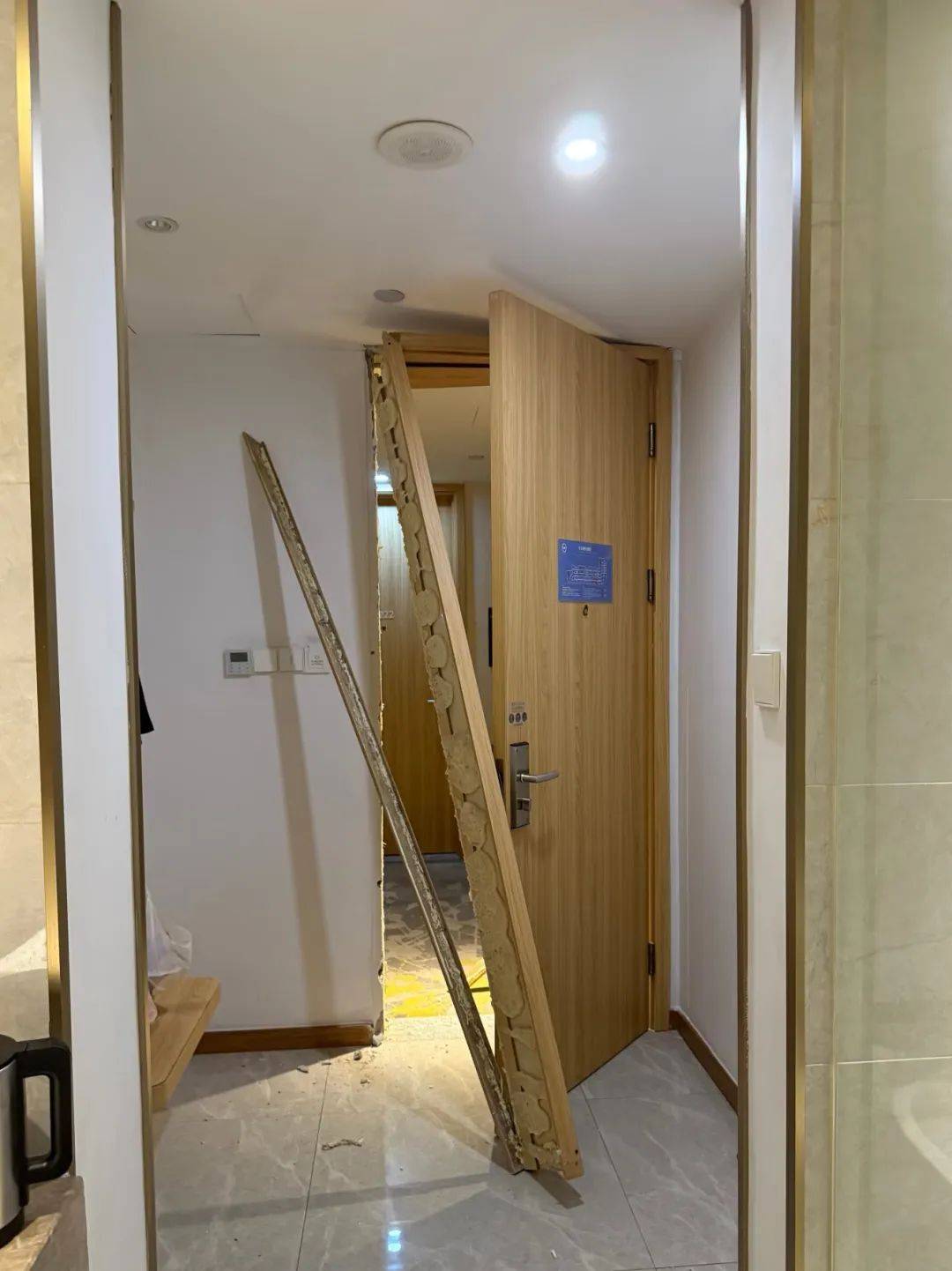 男子在杭州一酒店洗澡时被陌生人暴力闯入，房间大门被踢烂，踹门男子怀疑前女友正在酒店与他人开房