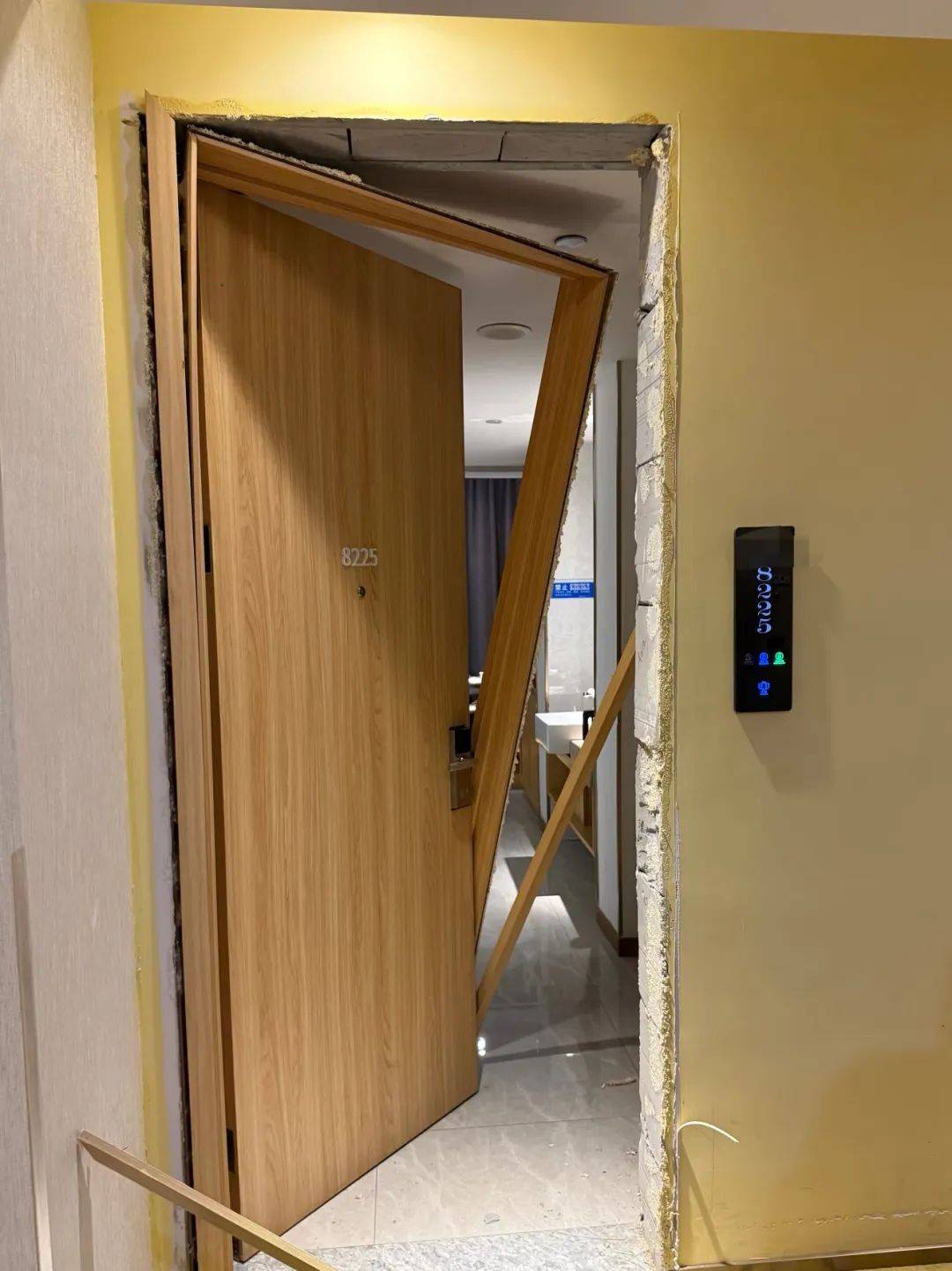 男子在杭州一酒店洗澡时被陌生人暴力闯入<strong></p>
<p>btx币</strong>，房间大门被踢烂，踹门男子怀疑前女友正在酒店与他人开房