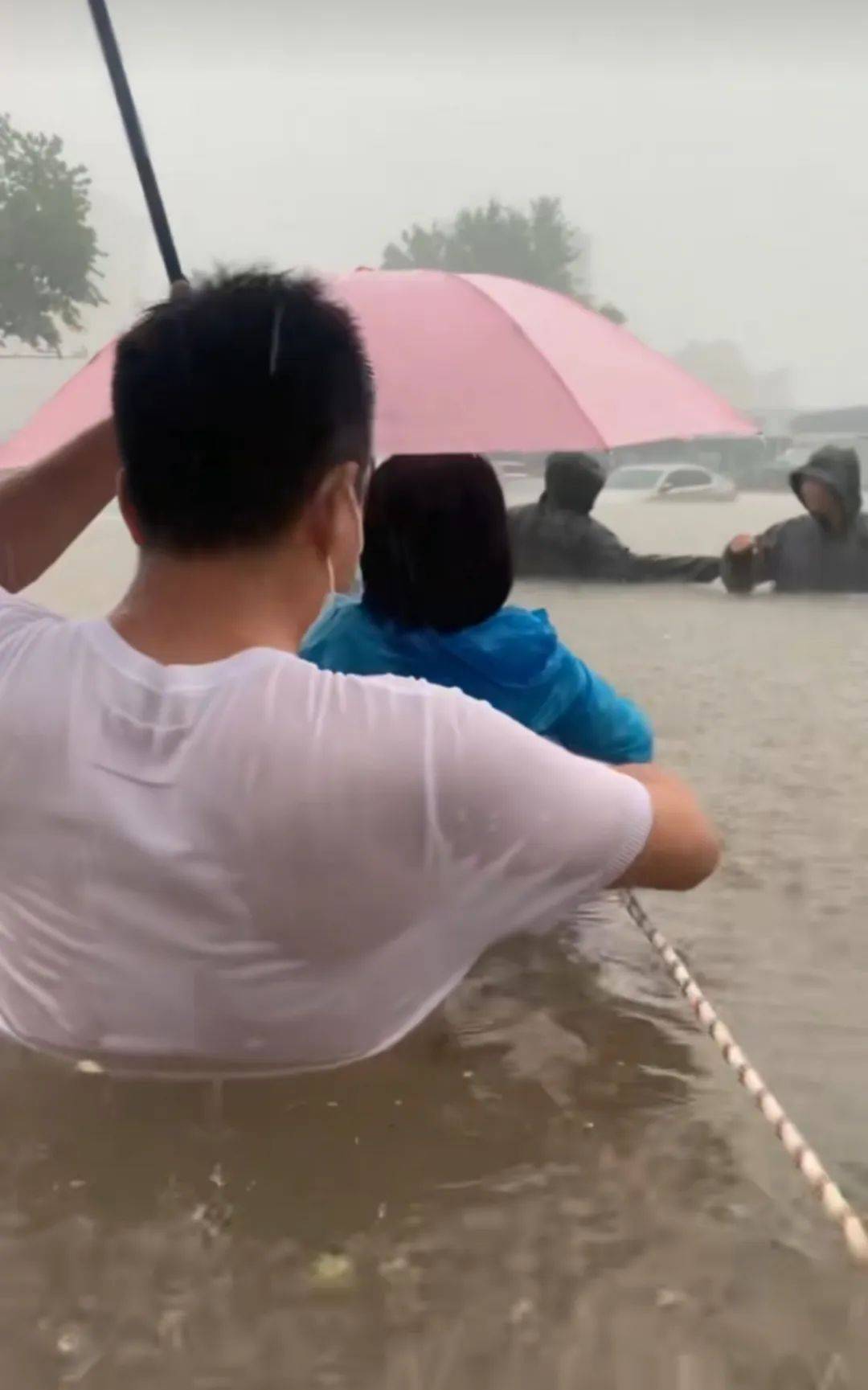 郑州暴雨致京广路隧道被淹<strong></p>
<p>链改</strong>,亲历者:车是飘起来的,很害怕,有人爬梯子离开 2021年也曾淹没多台车辆