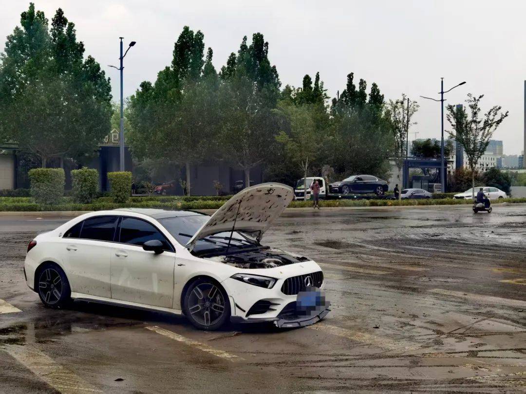 郑州暴雨致京广路隧道被淹<strong></p>
<p>链改</strong>,亲历者:车是飘起来的,很害怕,有人爬梯子离开 2021年也曾淹没多台车辆