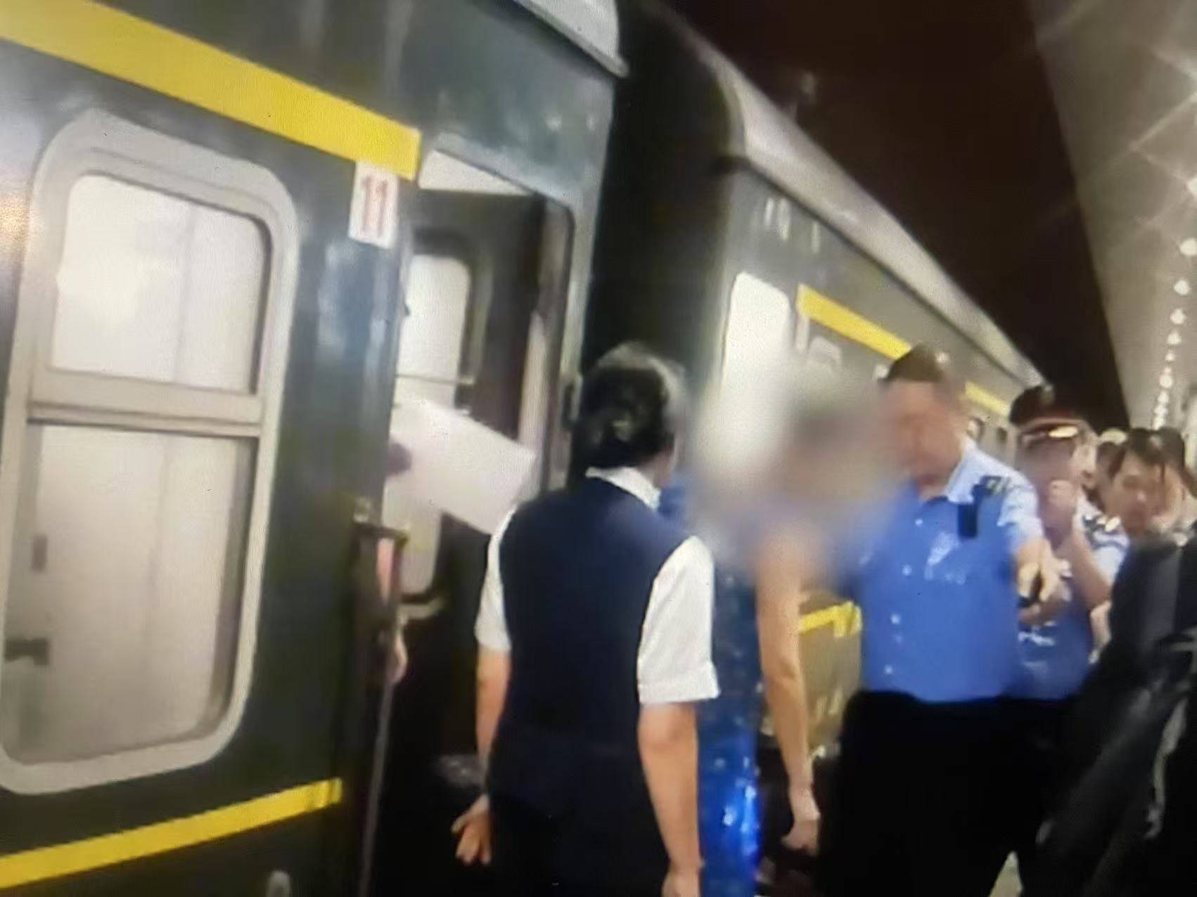 女子火车上“霸座”不听劝<strong></p>
<p>链改</strong>,抵达北京后行政拘留7天!