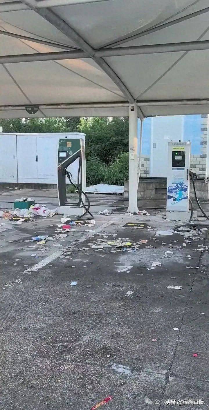 河北张家口一高速服务区垃圾成灾<strong></p>
<p>币圈链圈</strong>,休息区桌椅上堆满泡面桶,官方回应