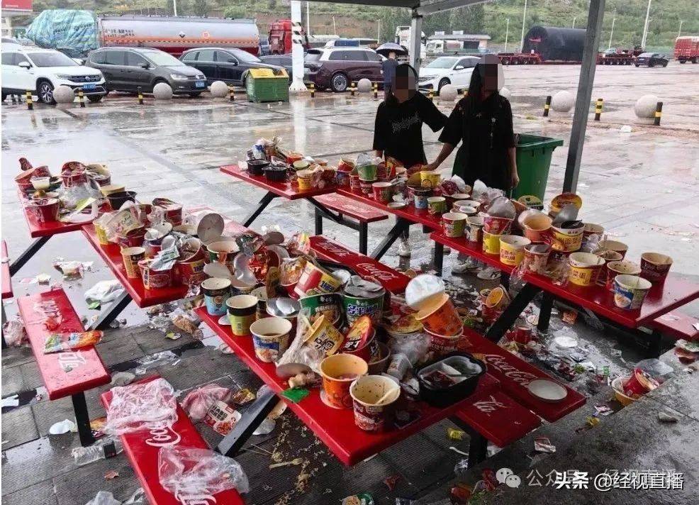 河北张家口一高速服务区垃圾成灾<strong></p>
<p>币圈链圈</strong>,休息区桌椅上堆满泡面桶,官方回应