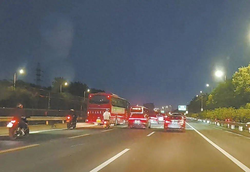 正在严查！京通快速路<strong></p>
<p>混币圈</strong>，半小时18辆摩托车违法行驶