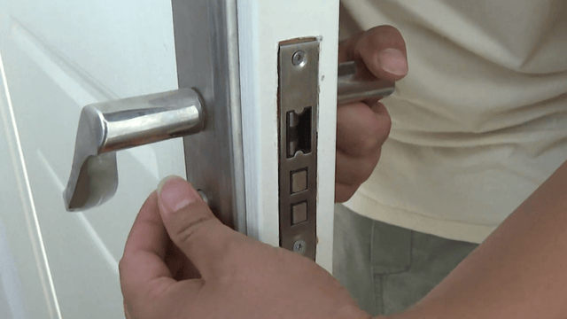 卧室门打不开<strong></p>
<p>混币圈</strong>，爸爸接了通电话，撬门后发现4岁半儿子从22楼坠落，蜷缩在一楼绿化带……