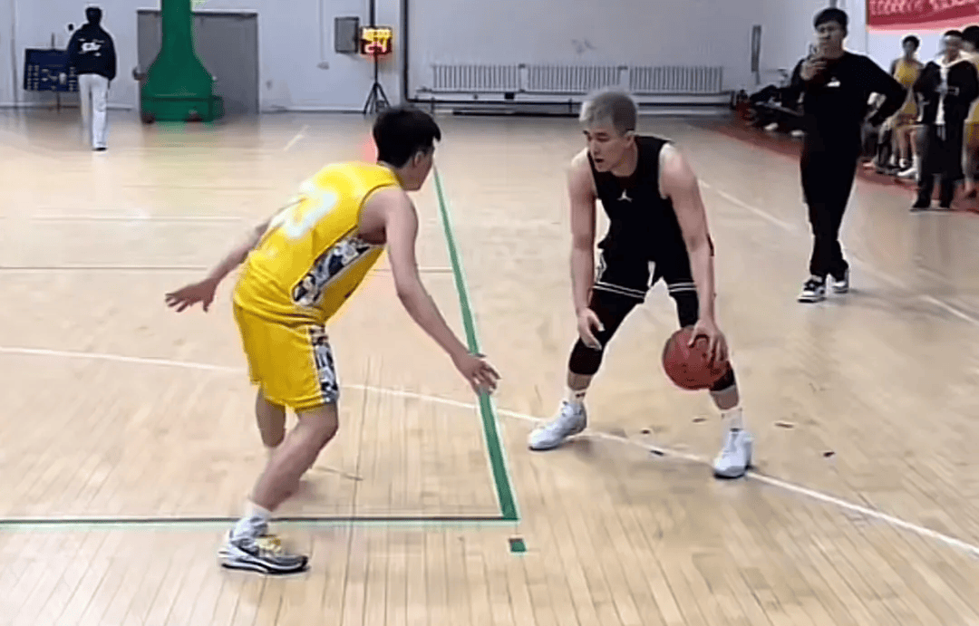 31岁郭艾伦直言想回国家队<strong></p>
<p>黄埔军校</strong>,但应该没什么机会了,此前眼睛被队友误伤,缝了40多针