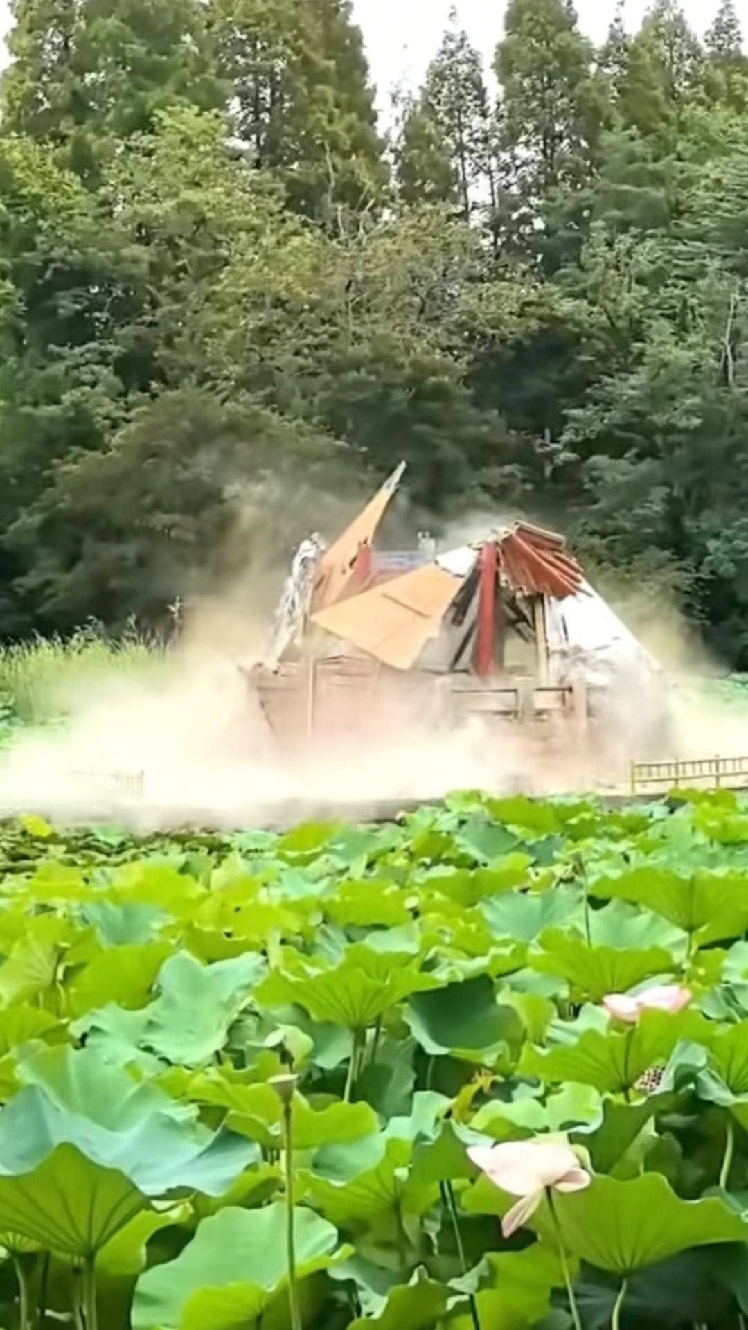 青岛中山公园一凉亭突然倒塌:一年前刚完成修缮<strong></p>
<p>网络币还能交易</strong>,园方称无伤亡原因待查