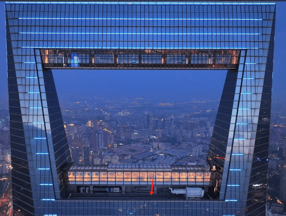 上海环球金融中心楼顶无人机对撞！对话管理方：9年已坠95架<strong></p>
<p>币多多交易</strong>，楼顶“风洞”成黑飞重灾区！