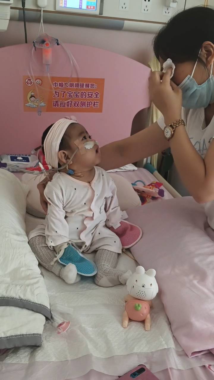 奶奶在哭<strong></p>
<p>智能炒币软件</strong>,宝宝在笑!40天女婴重病,00后父亲割肝救女,术后这一幕让网友泪奔