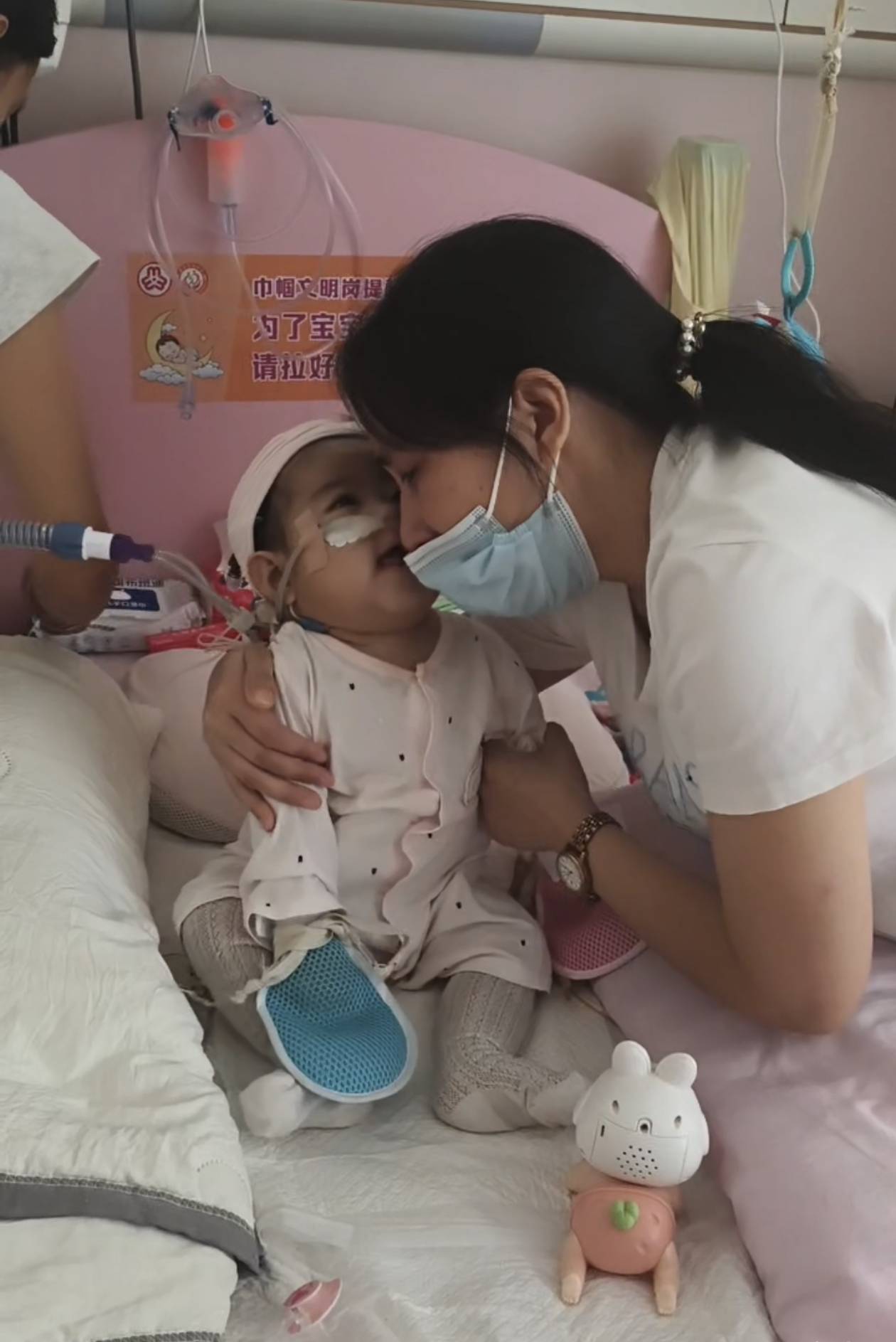 奶奶在哭<strong></p>
<p>智能炒币软件</strong>,宝宝在笑!40天女婴重病,00后父亲割肝救女,术后这一幕让网友泪奔