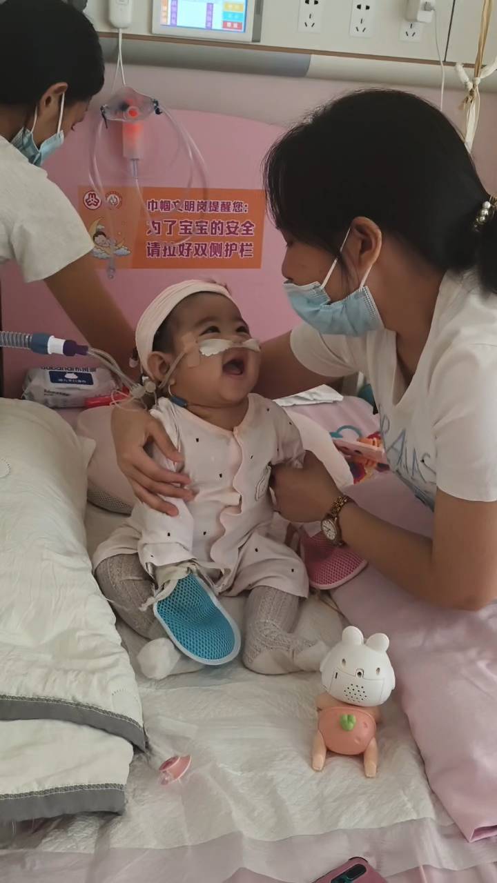 奶奶在哭<strong></p>
<p>智能炒币软件</strong>,宝宝在笑!40天女婴重病,00后父亲割肝救女,术后这一幕让网友泪奔