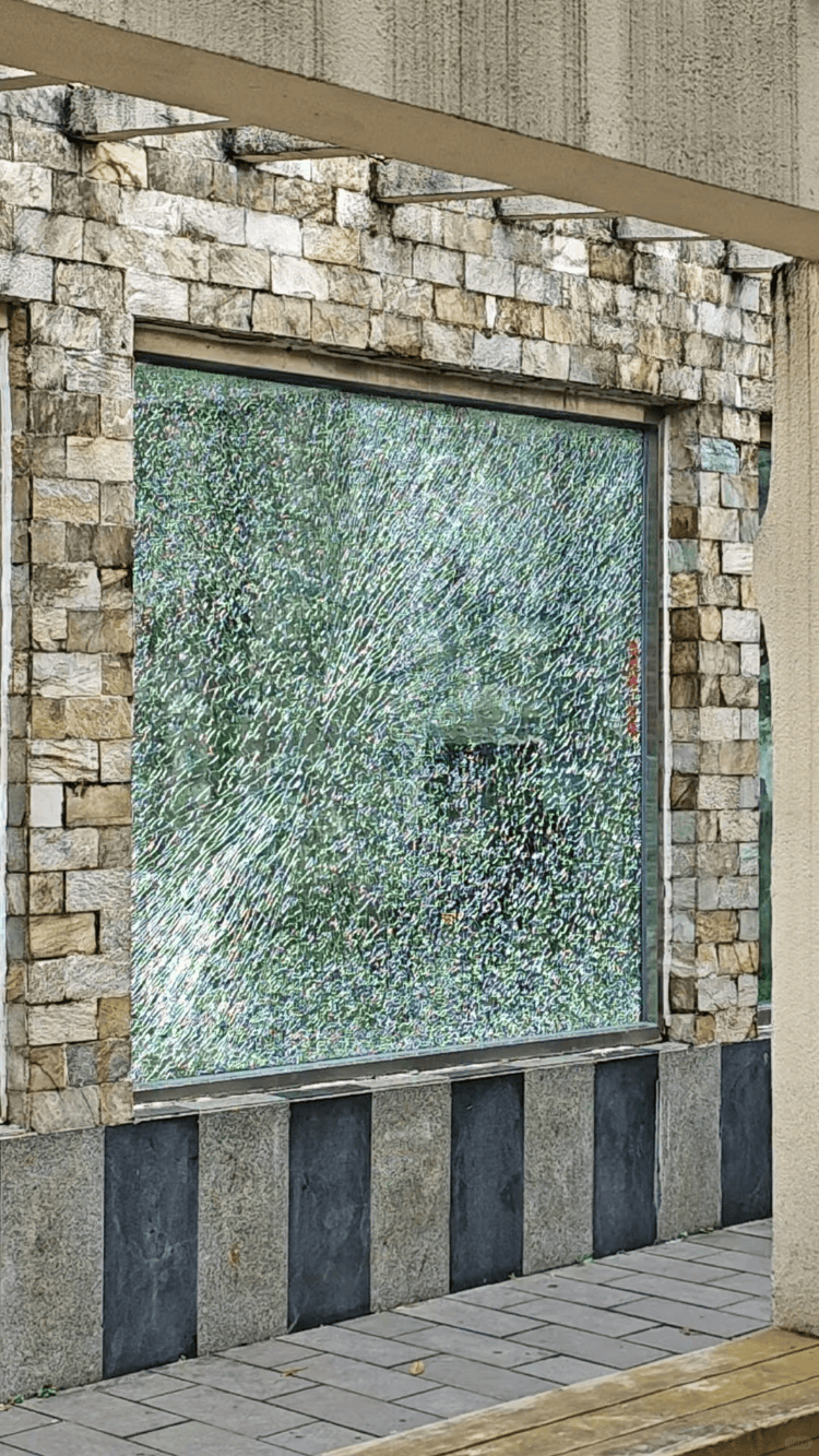 成都动物园山魈“暴走”用石头砸碎馆舍玻璃<strong></p>
<p>智能炒币软件</strong>,园方:属实,将评估是否移除小石头