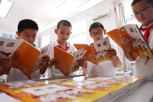 新版英语教材“难出圈”<strong></p>
<p>智能炒币软件</strong>?三大出版社回应