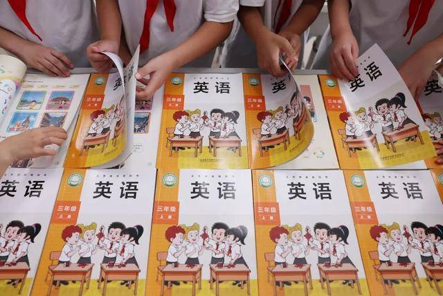 新版英语教材“难出圈”<strong></p>
<p>智能炒币软件</strong>?三大出版社回应