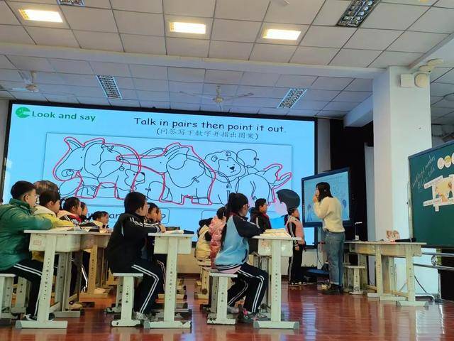 新版英语教材“难出圈”<strong></p>
<p>智能炒币软件</strong>?三大出版社回应